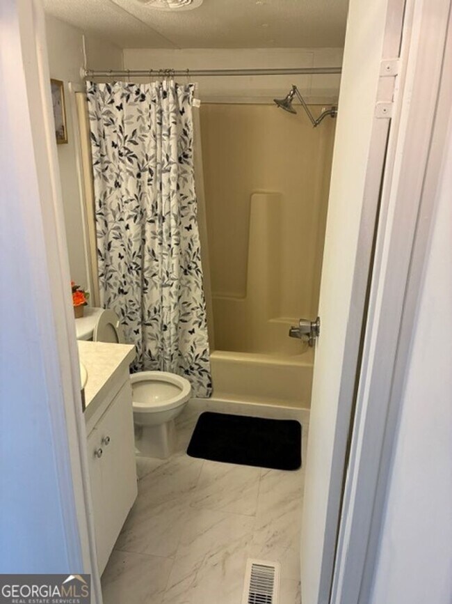 Building Photo - 215 Lynn Dr