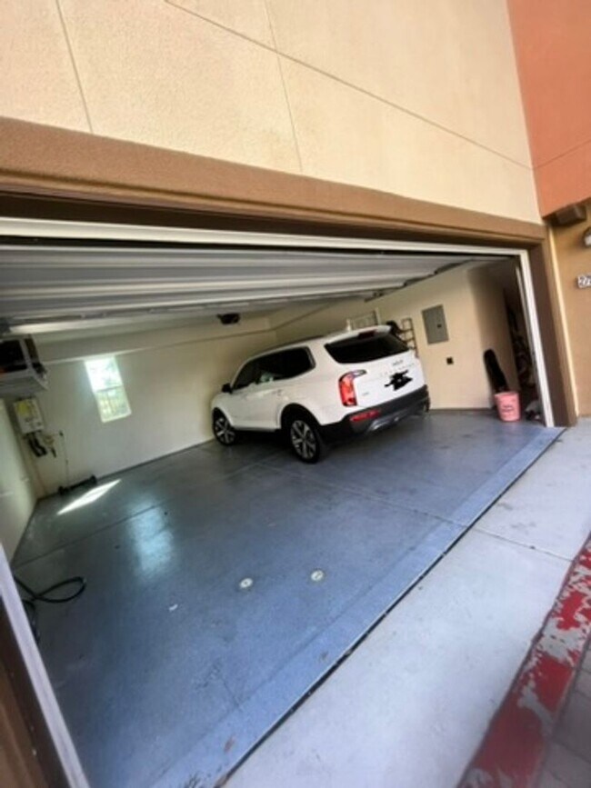 Building Photo - Spacious 4 Bed | 2-Story Townhome in Lake Pointe near Eastlake Vistas