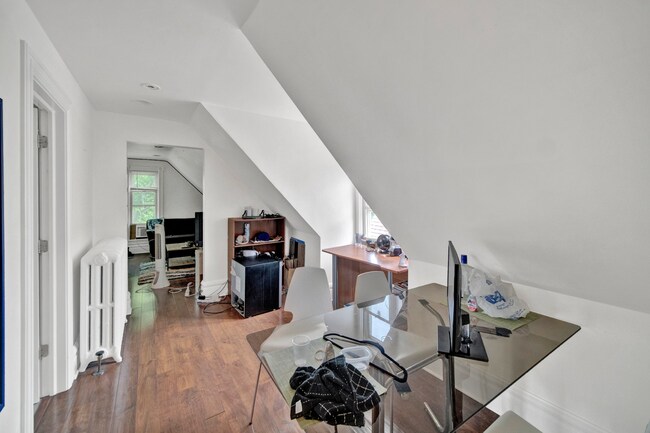 Building Photo - 2026 Maple Ave