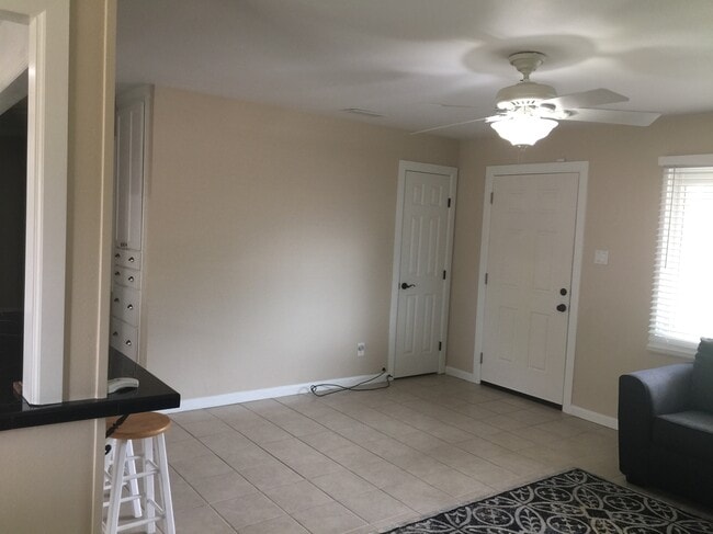 Building Photo - 709 Palomas Dr NE