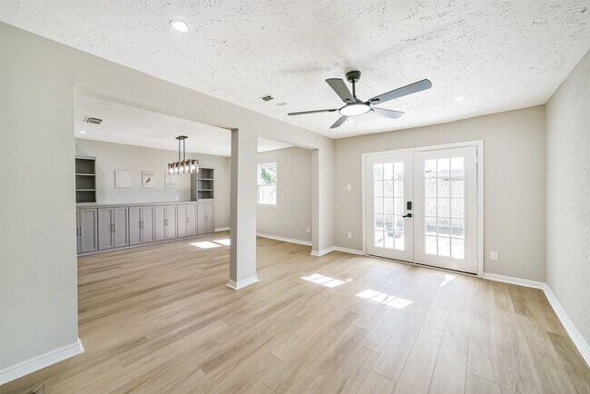 Building Photo - 10826 Thorncliff Dr