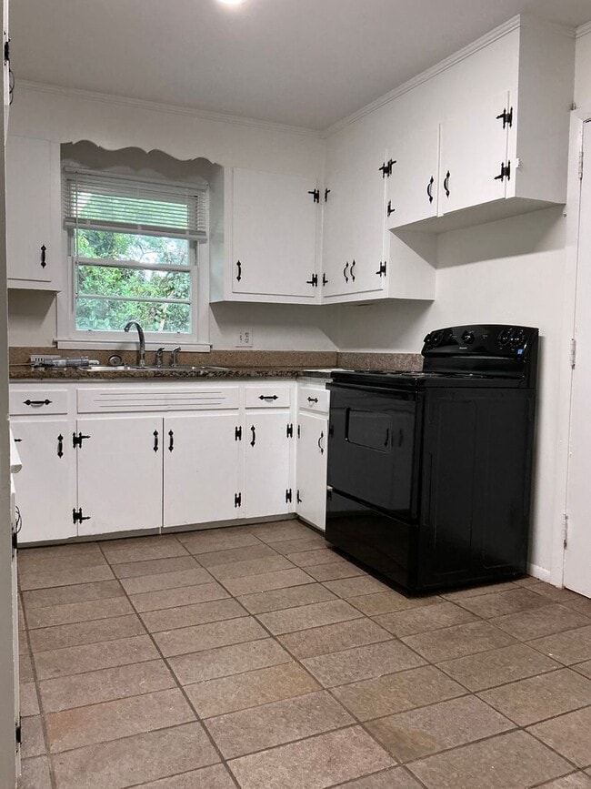 Building Photo - 3 bedroom 2 bathroom house conveniently lo...