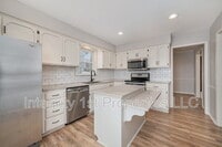 Building Photo - 6410 NW Hilldale Dr