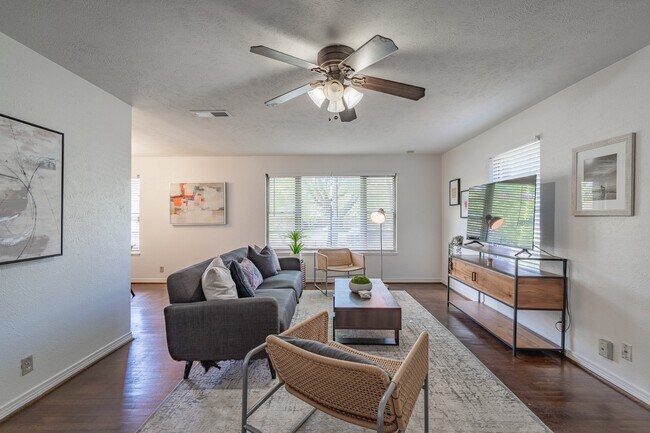 Building Photo - Cozy Forest Hills Retreat in East Dallas