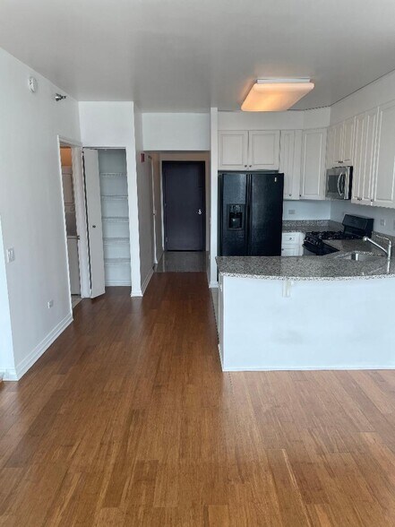 Building Photo - 33 W Ontario St