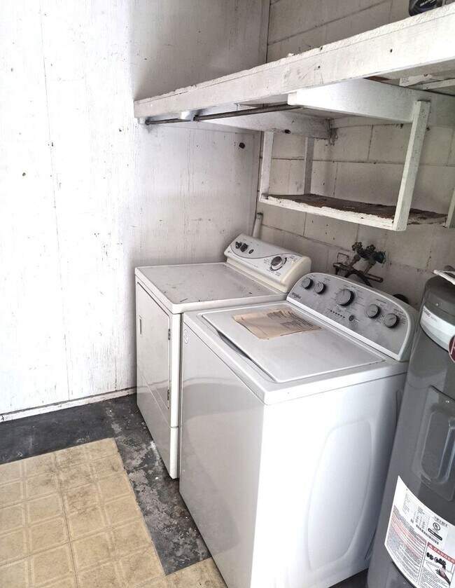 Building Photo - 2 bedroom 1 bath - Move in special