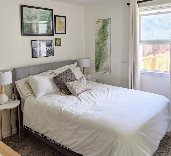 Building Photo - Darling Cottage Near SLCC!