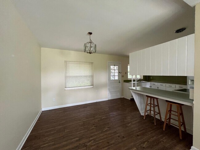 Building Photo - 2002 Chowkeebin Nene