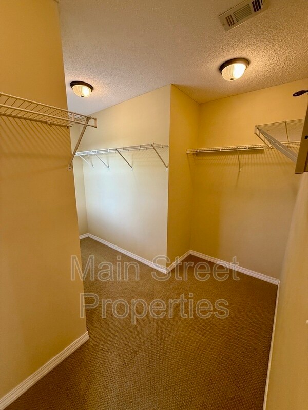 Building Photo - 2121 Pin High Dr