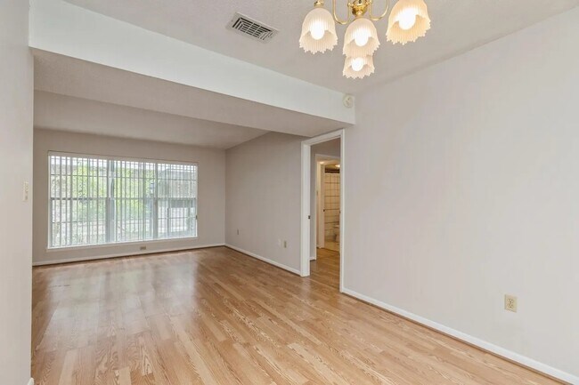 Building Photo - 104 Country Club Dr