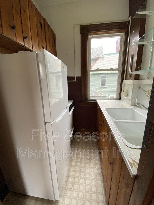 Building Photo - 134 Buell St