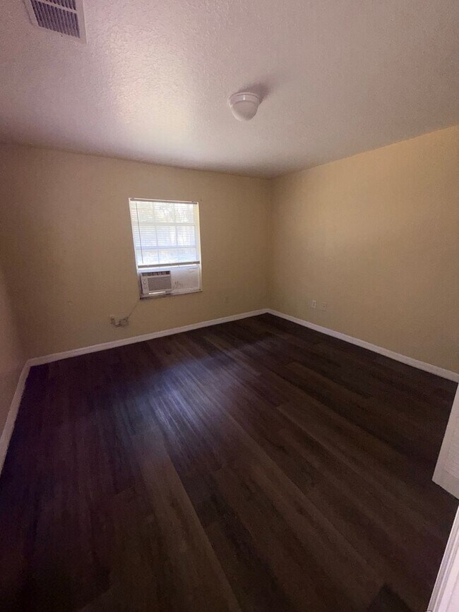 Building Photo - HUGE fenced yard with updated 2 bedroom Home  CALL Sheila to see 407-687-7900