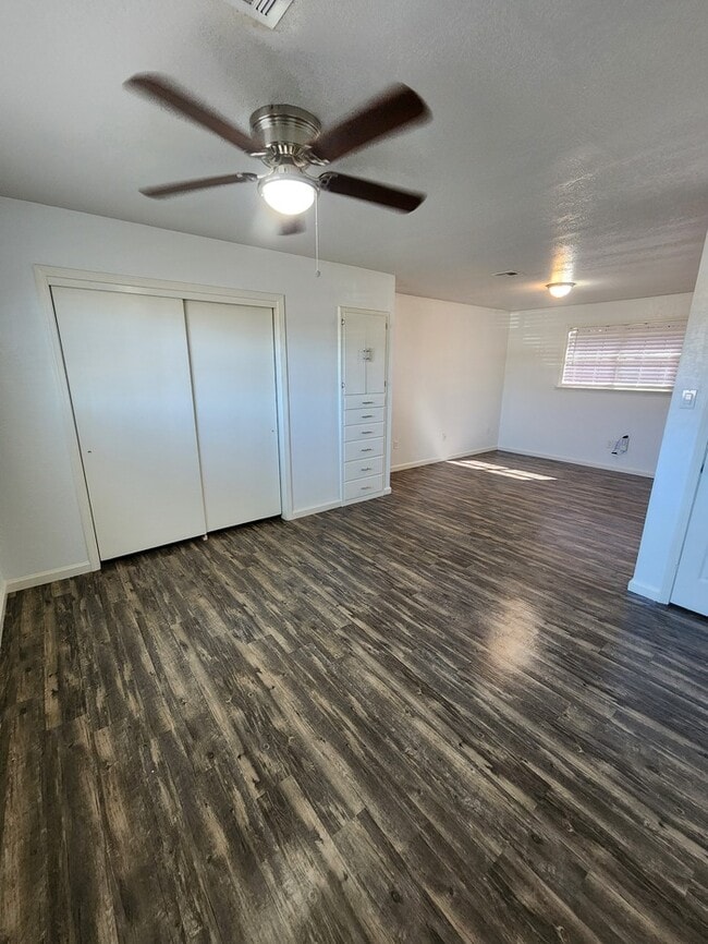 Building Photo - 3 bed 2 bath home, move in ready!