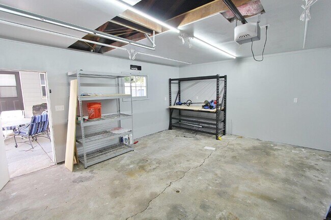 Building Photo - Charming Single-Level Home on the Bench