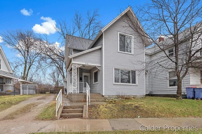 Building Photo - 843 Lake Dr SE