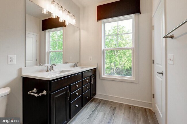 Building Photo - 135 Wake Robin Ct