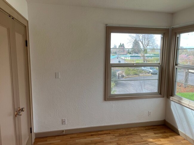 Building Photo - 3 Bed, 1.5 Bath near Rose Garden and Willamette River bike path in Whiteaker
