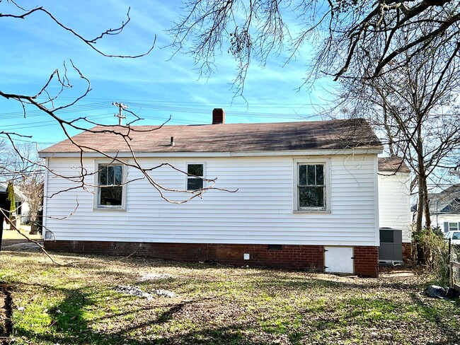 Building Photo - Beautiful and quaint, Minutes from Downtown!