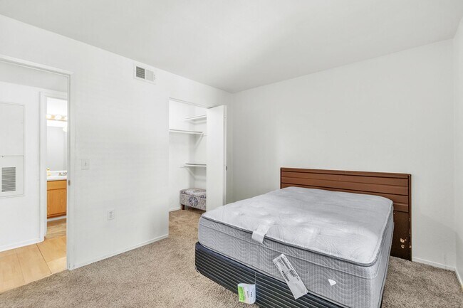Building Photo - 2 Bedroom/2 Bathroom Condo in Quiet Gated ...