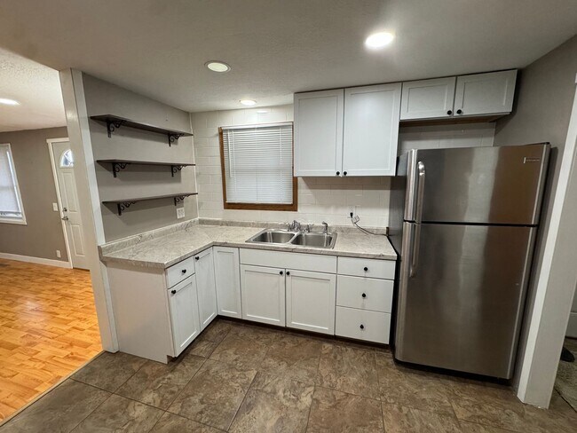 Building Photo - Main level house available for rent