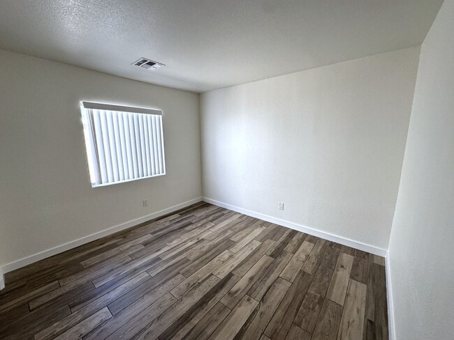 Building Photo - Beautiful Remodeled 3 bed, 2 bath home in convenient El Mirage neighborhood!