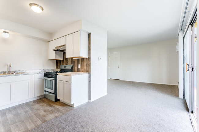 1 BR, 1 BA - 744 SF, Renovated - Thorncrest Estates