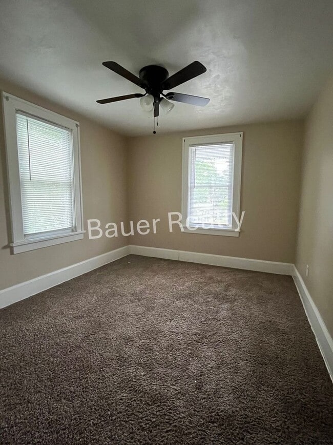 Building Photo - Charming 3 Bedroom Home