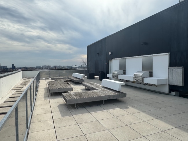 Building Photo - 1601 W Division St