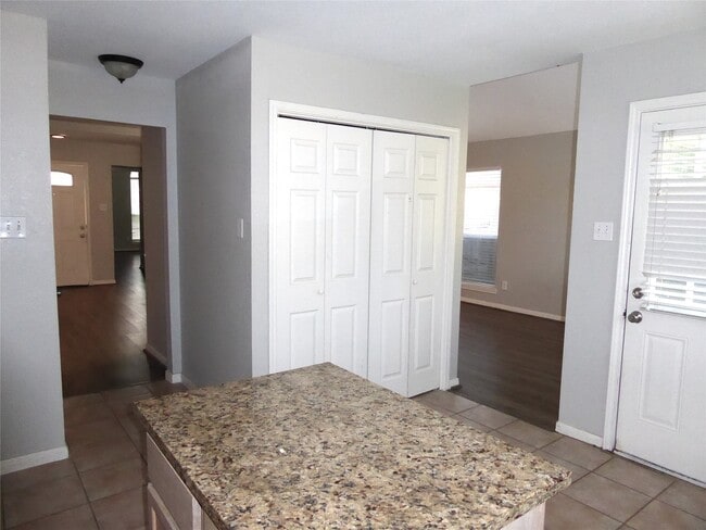 Building Photo - 6418 New World Dr