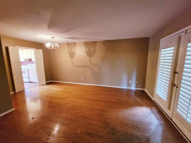 Building Photo - 517 Saddlewood Ln