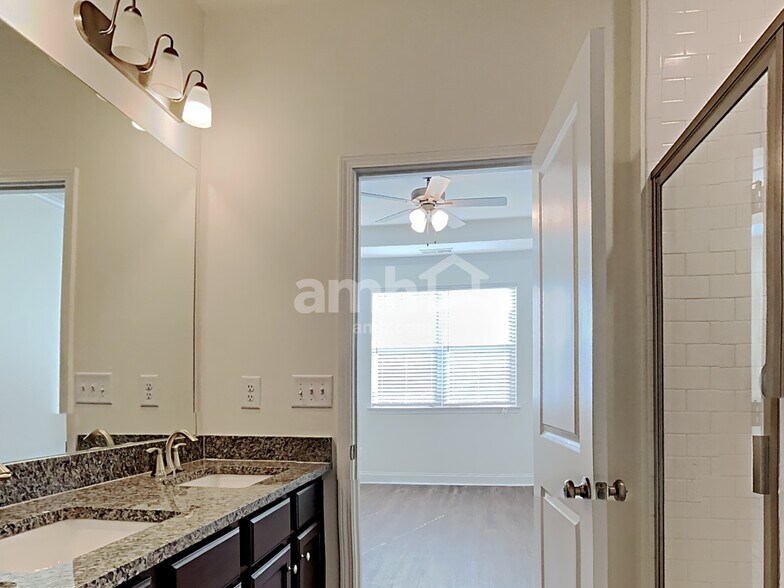 Building Photo - 7071 Creeksong Dr