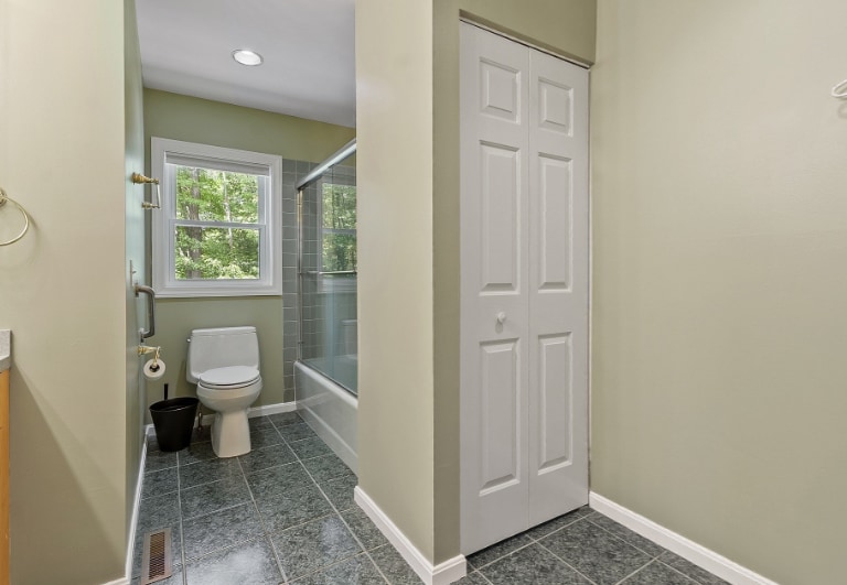 Building Photo - 5 Maple Ridge Dr