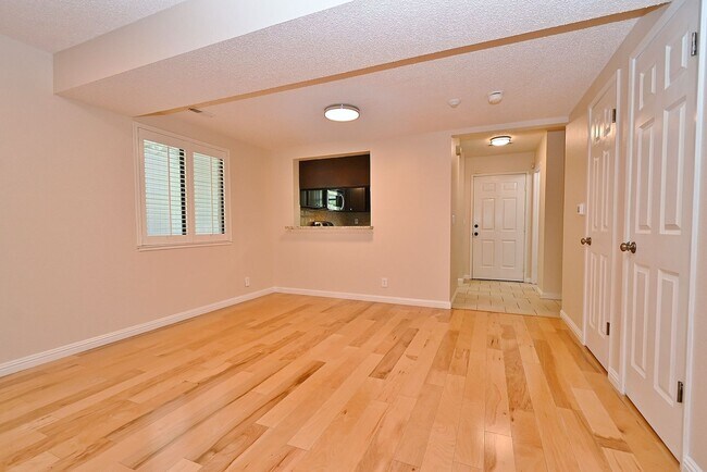 Building Photo - $3,540 / Bright & Spacious 3BR/ 2.5BA Town Home in Newark City