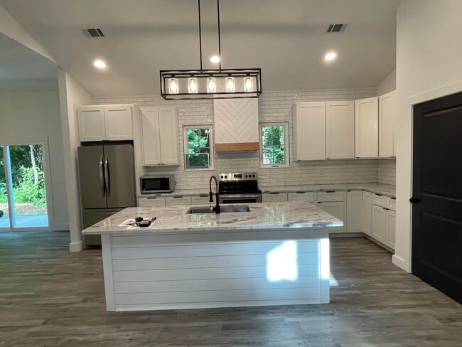 Building Photo - 1321 Cedar Ave S