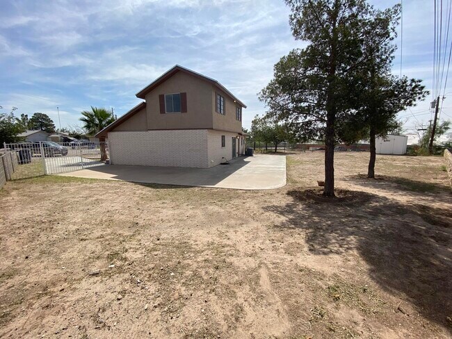 Building Photo - 6105 Hanley Way
