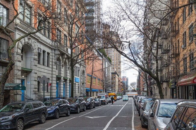 Building Photo - The Monarch