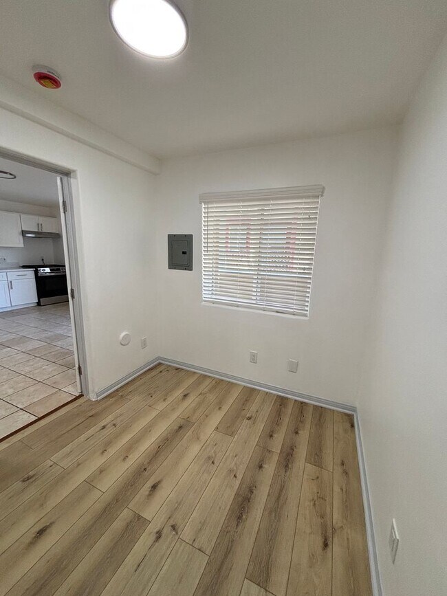 Building Photo - Beautiful Newly Renovated 1 Bedroom in Lon...