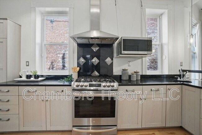 Building Photo - 136 R St NE