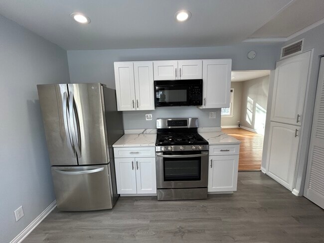 Building Photo - 807 Elm Ave