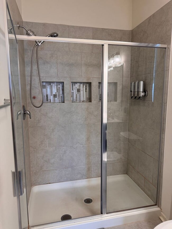 Building Photo - 4BR 2.5Bath Beauty in High Point