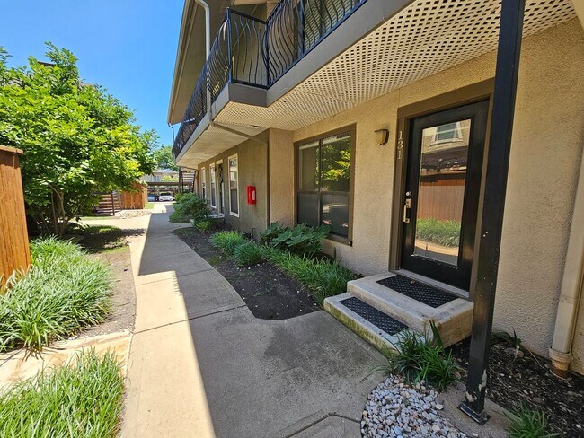 Building Photo - 2-bedroom, 2-bath condo in Gated community...