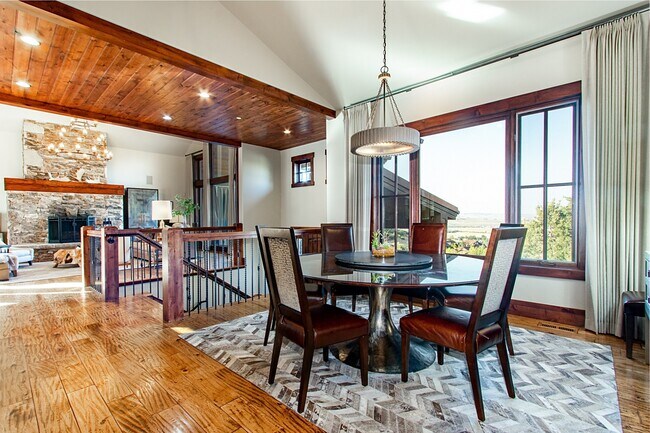 Building Photo - 5440 Cove Hollow Ln