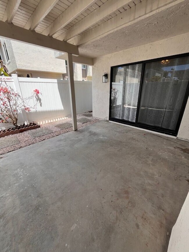Building Photo - 3 bed 1.5 bath 2 story condo in Park Place...