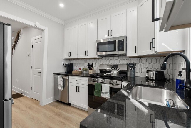 Building Photo - Luxurious 3-Bedroom Townhome in Point Breeze! Available NOW!