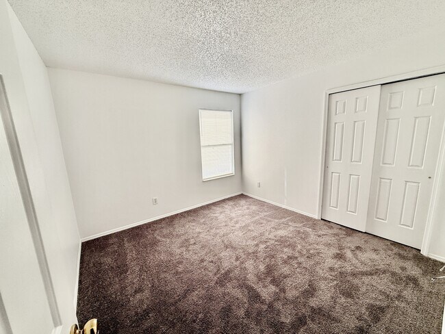 Building Photo - 3237 Fairfield Dr