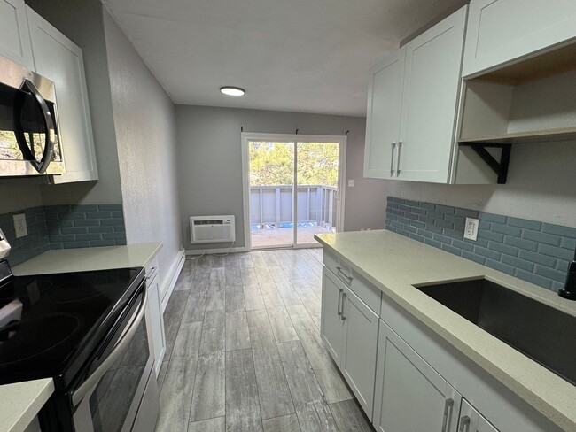 Building Photo - Upstairs 2 bedroom condo with washer and d...