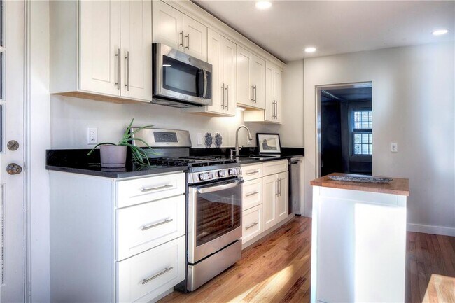 Building Photo - 37 William St