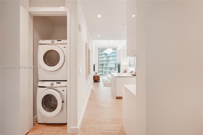 Building Photo - 2655 S Bayshore Dr