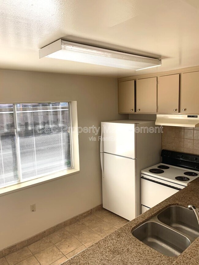 Building Photo - 830 Parcel St