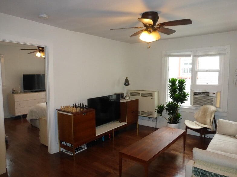 Living room - 1533 Maltman Ave